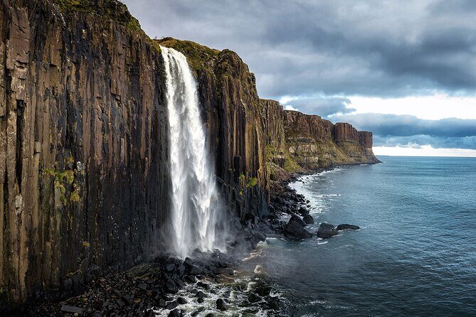 Edinburgh:5-Day Isle of Skye, Inverness & Loch Ness Tour w/Hostel - The Kelpies, Stirling sights, Glencoe: a strong first day rhythm
