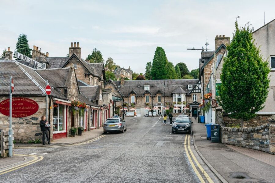 From Edinburgh: Loch Ness, Glencoe & Scottish Highlands Tour - Loch Ness time: boat cruise vs Urquhart Castle tradeoffs