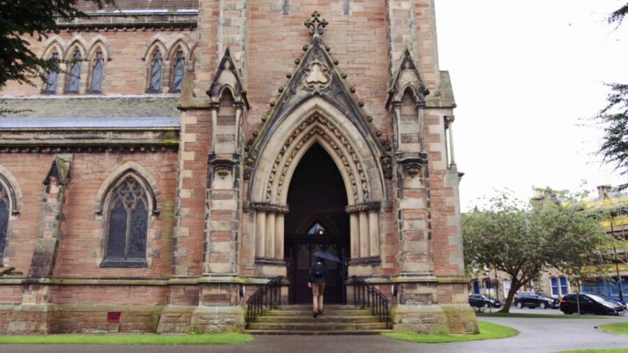 From Edinburgh: Loch Ness & Inverness Tour in Spanish - Loch Ness: Cruise and Urquhart Castle vs. a Riverside Pause