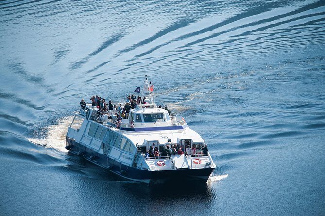 Loch Ness 1-Hour Cruise with Urquhart Castle Views - The Boat Experience: Indoor Warmth vs Outdoor Views